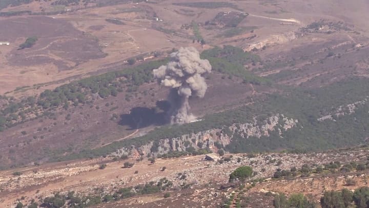 El humo de los ataques israelíes se eleva en el sur del Líbano
