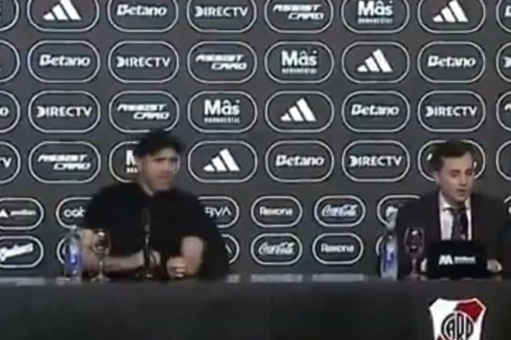 El momento en que el Chacho pega el chicle debajo de la mesa