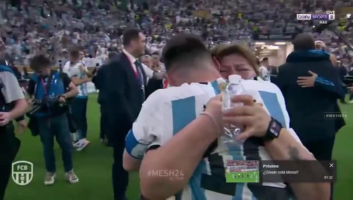 Uno de los abrazos más emotivos de Lionel Messi fue con la cocinera de la Selección