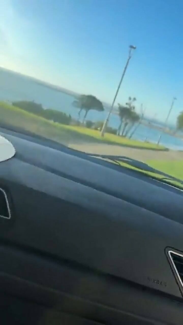 Imprudencia vial en Mar del Plata: ¿un auto circulando por una plaza?
