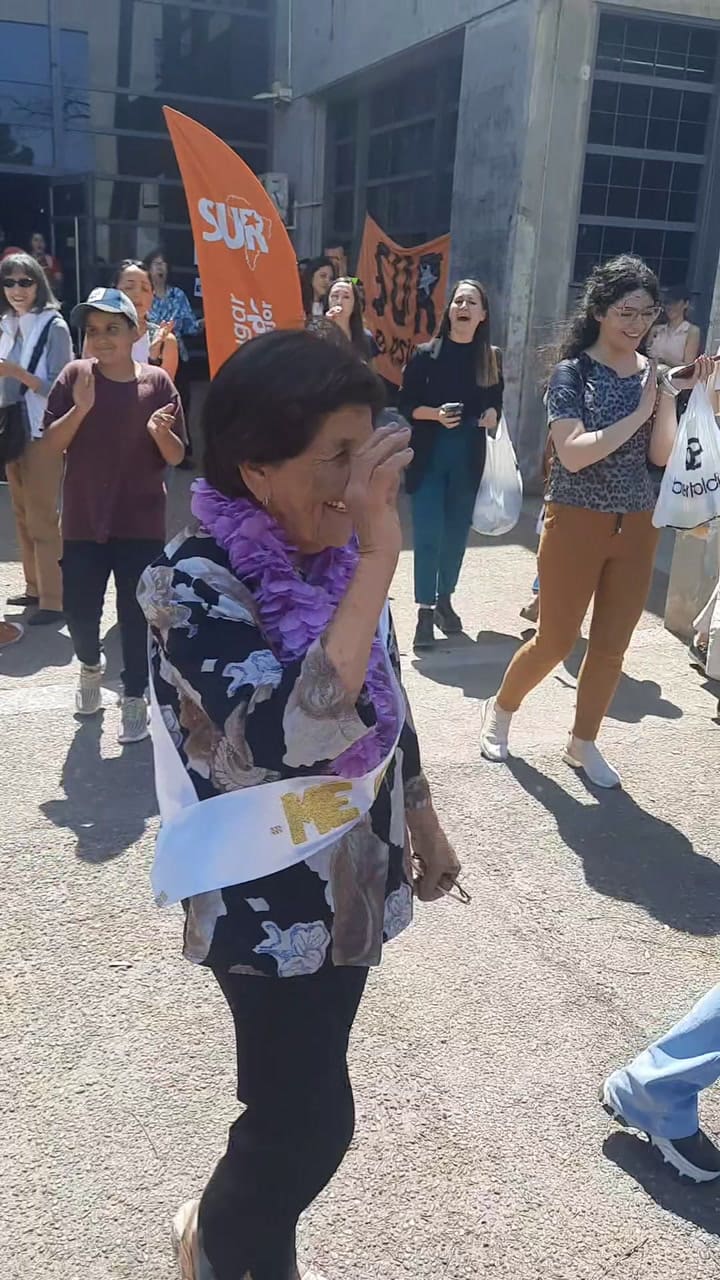 Tiene 87 años y se recibió de psicóloga