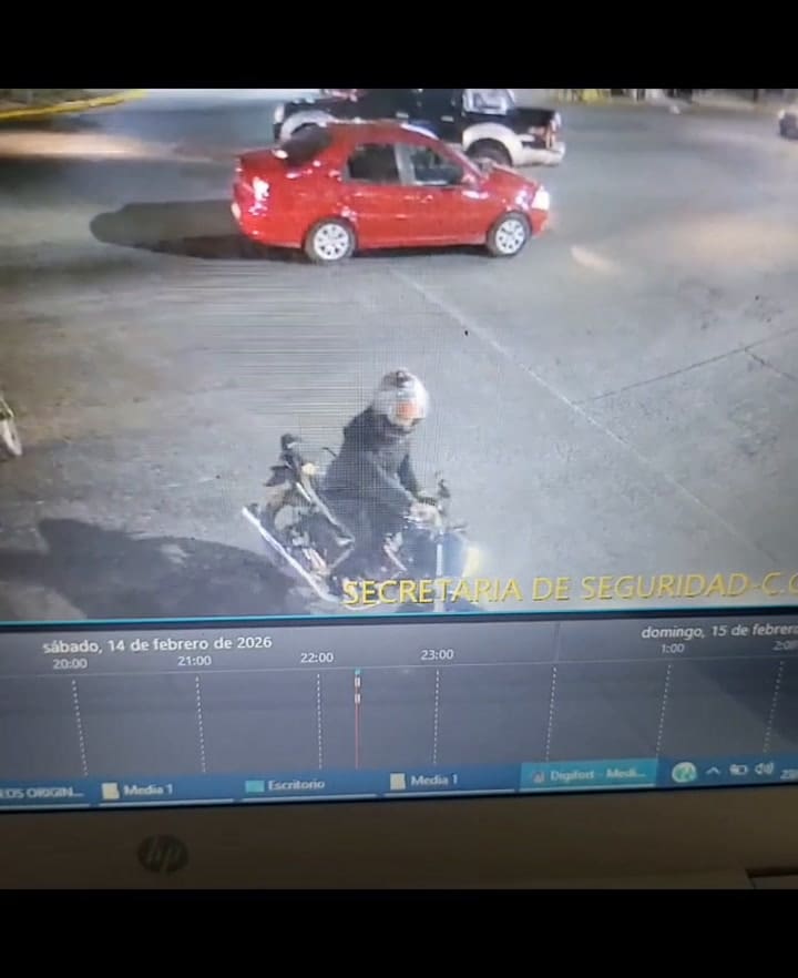 La motocicleta Honda New Wave azul y negra fue encontrada en uno de los allanamientos del día miércoles