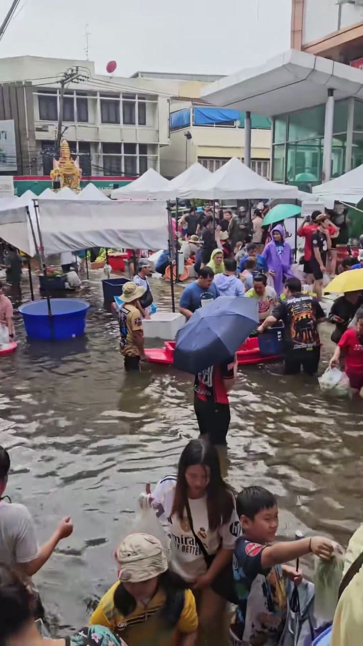Vendedores improvisan puestos flotantes para seguir operando tras las graves inundaciones