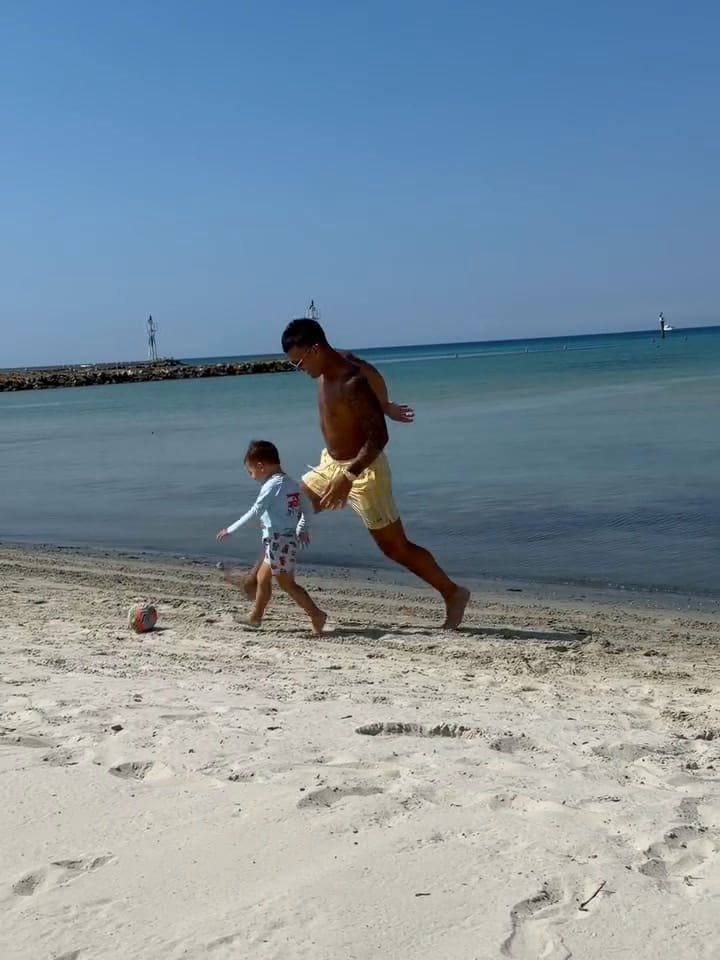 Lautaro Martínez hace caer a su hijo al jugar al fútbol