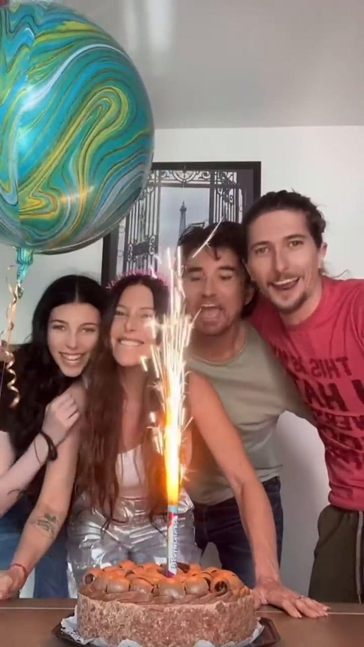 El festejo de cumpleaños de Mónica Ayos con Diego Olivera y sus dos hijos (IG @monicaayos)