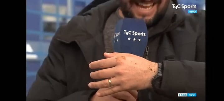 Tato Aguilera sufrió un percance en vivo y su reacción fue viral