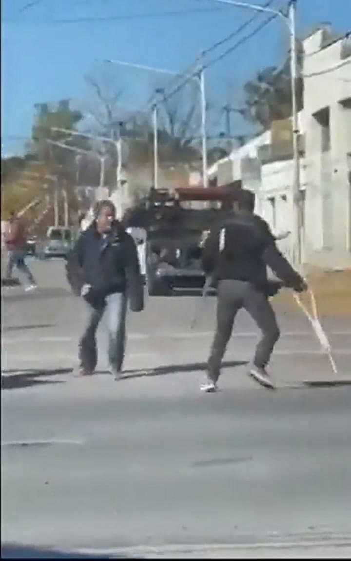 Un sujeto fingía usar muletas para mendigar y terminó a las trompadas cuando fue descubierto