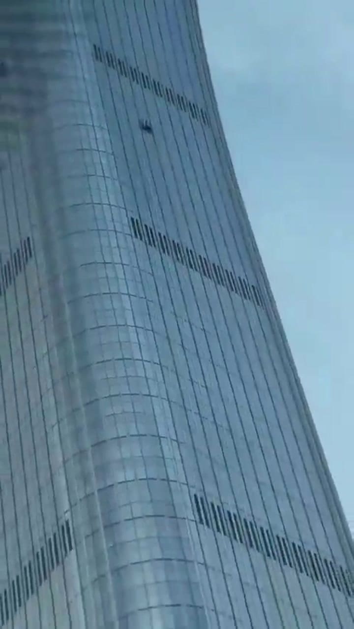 Un avión se estrelló en la torre más alta de Pekín