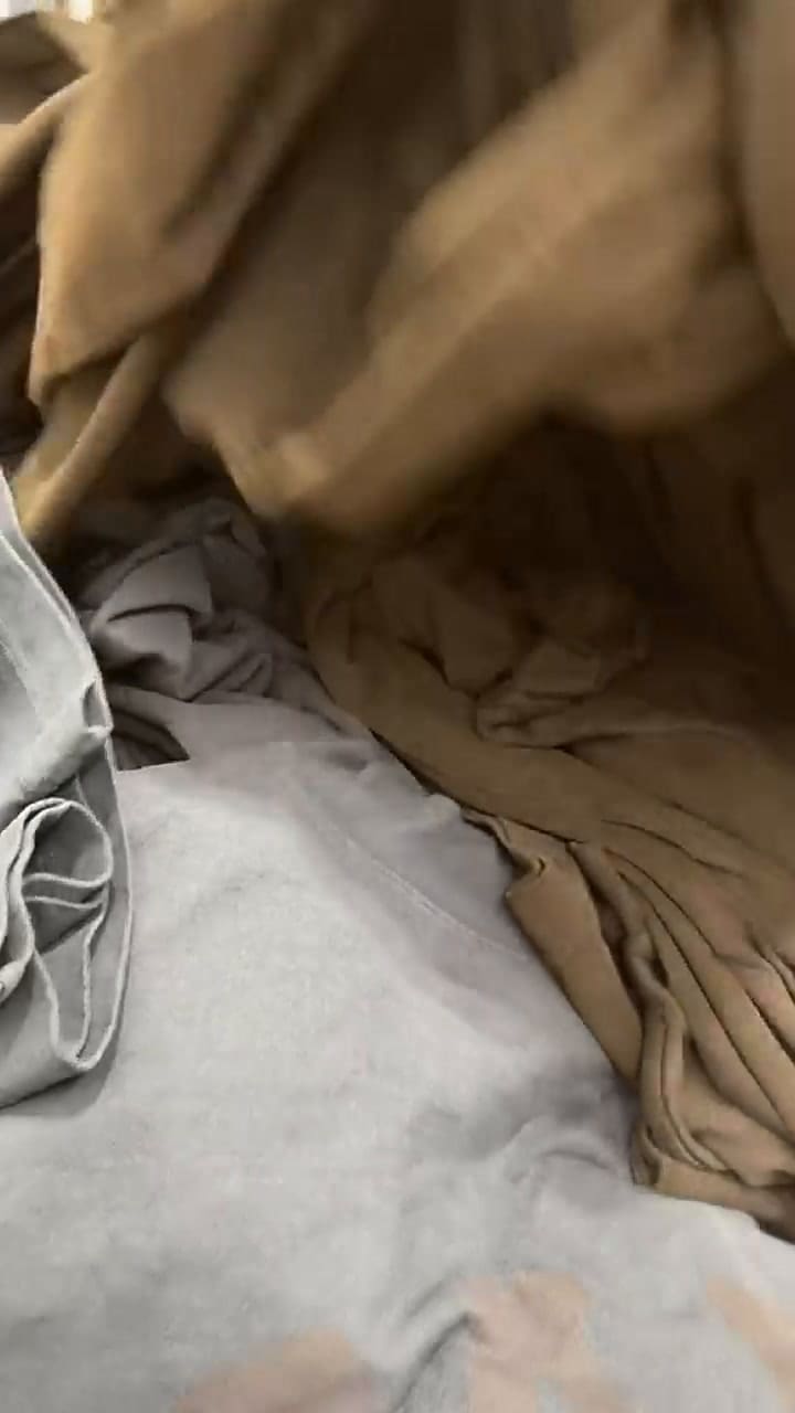 Un tiktoker expuso la incómoda manera de exhibir ropa de una tienda