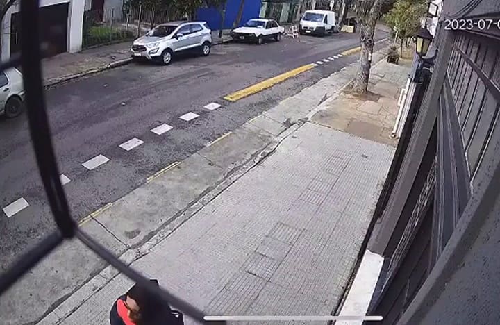 El momento en que la policía reduce a un hombre que atacó a su expareja en Saavedra