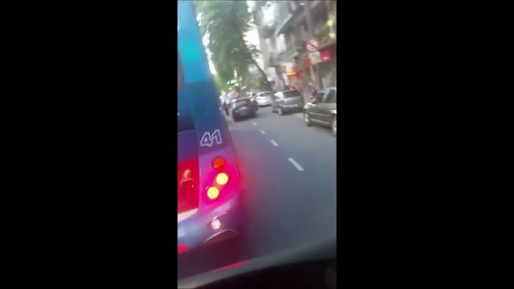 Un conductor enfurecido rompió los vidrios de un colectivo a fierrazos