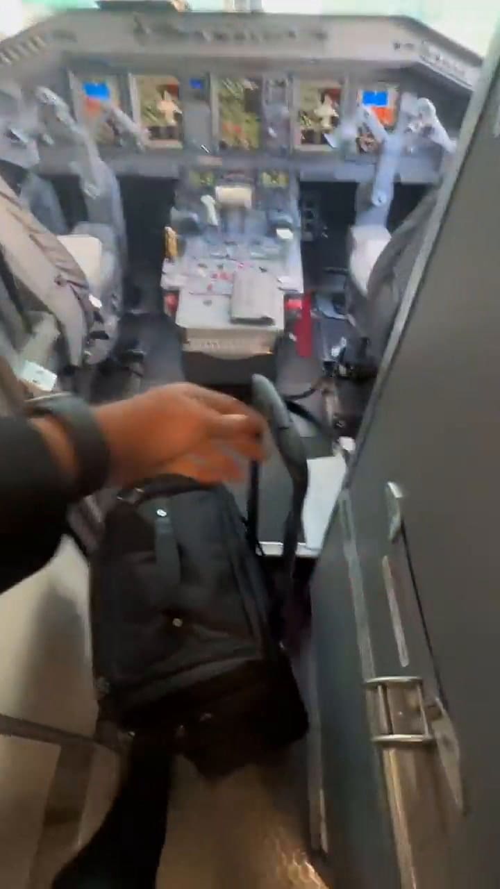Un piloto exhibió cada detalle de la cabina de los pilotos de avión