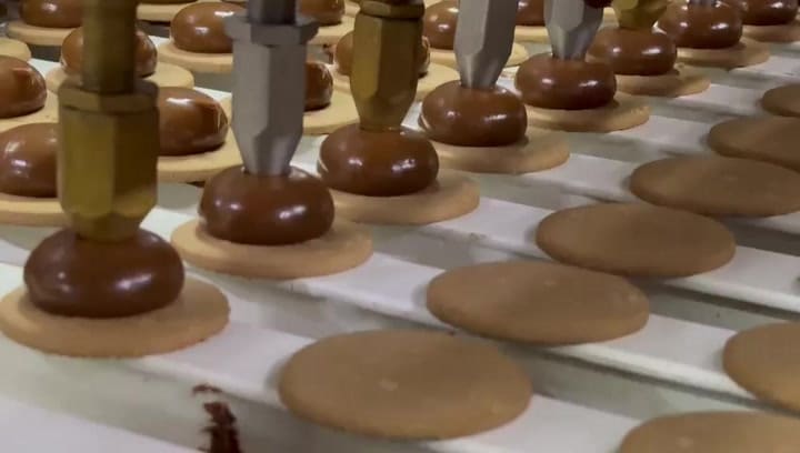 Las máquinas colocan el dulce de leche a los alfajores Jorgito