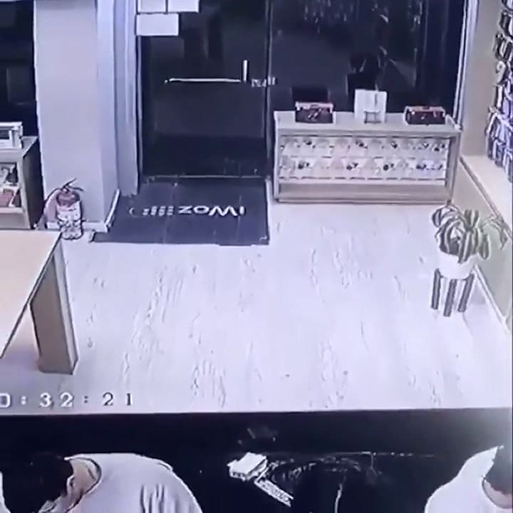 Se disfrazó del hombre araña, quiso llevarse un parlante, pero la caja estaba vacía