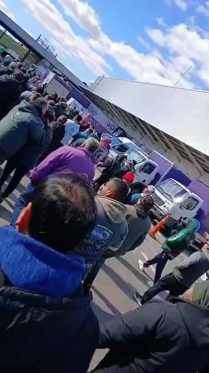Los trabajadores ingresan a la planta de OCA