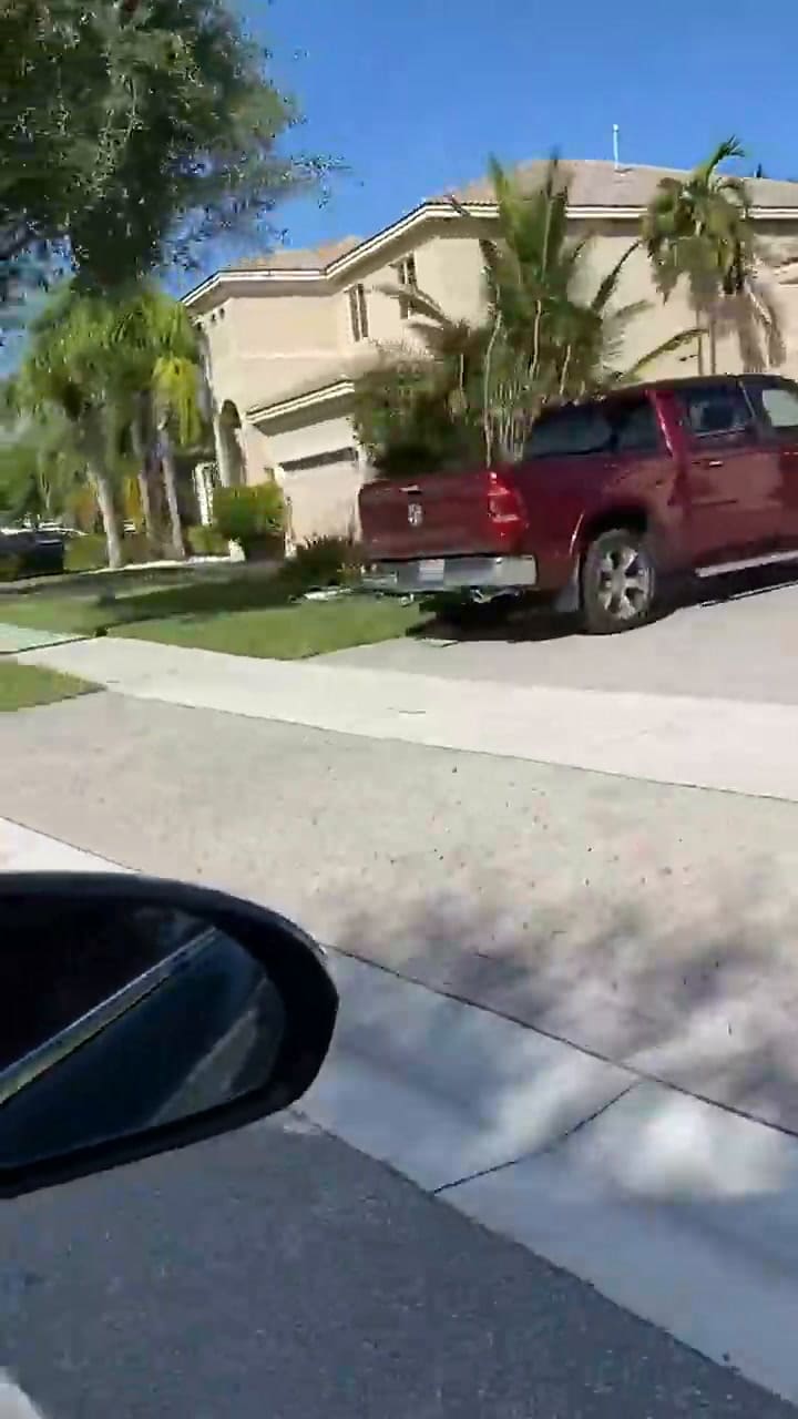 Un tiktoker argentino mostró todo lo que los residentes de un barrio de Florida echan a la basura