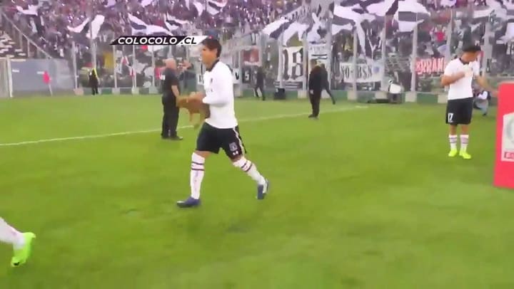 El equipo de fútbol que salió con perros a la cancha y es tendencia en Twitter