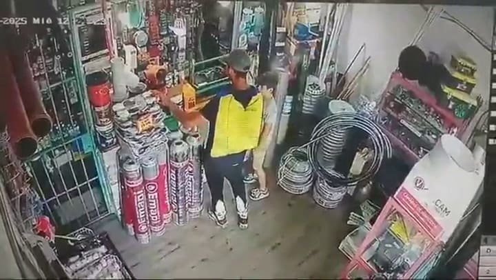 Robó una ferretería con su hijo