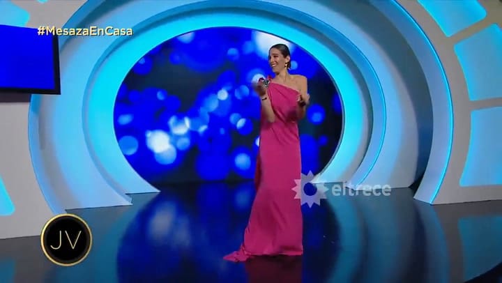 Juana Viale sorprendió a su audiencia con un jugado vestido cola de pez: “Se ve todo”