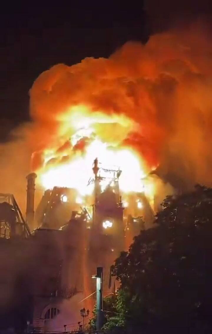 Un grupo de manifestantes ingresó al edificio y lo prendió fuego