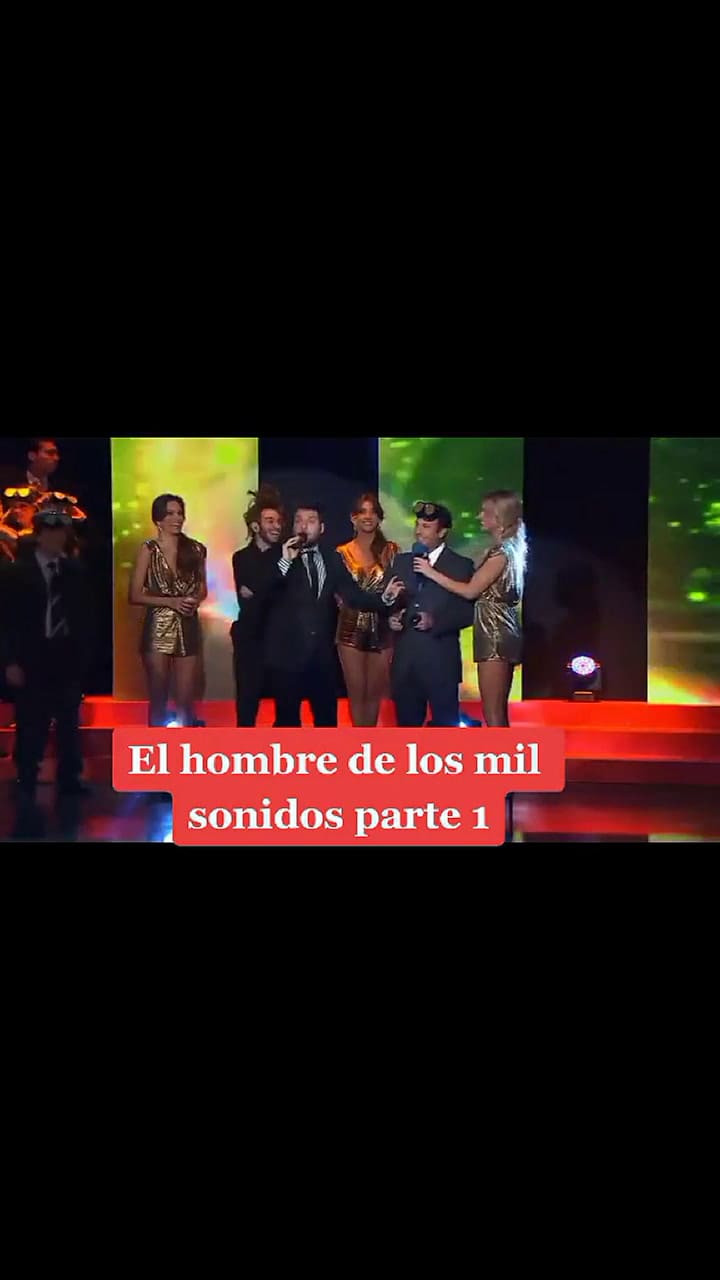 Un hombre imita diversos sonidos