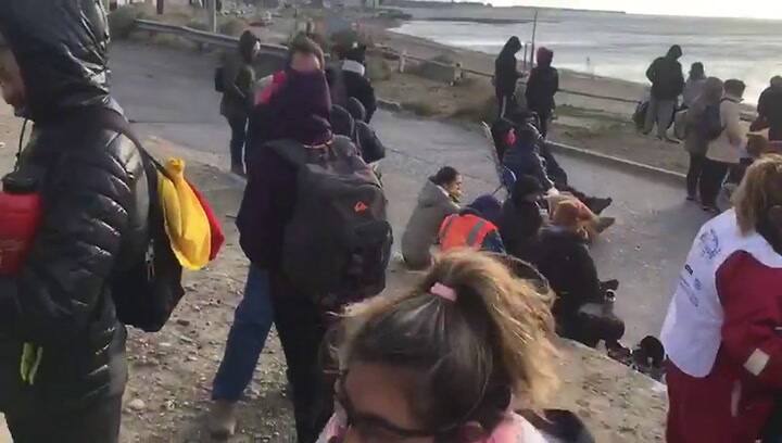 Docentes acampan y bloquean la puerta de una planta de YPF y piden la mediación de la Iglesia