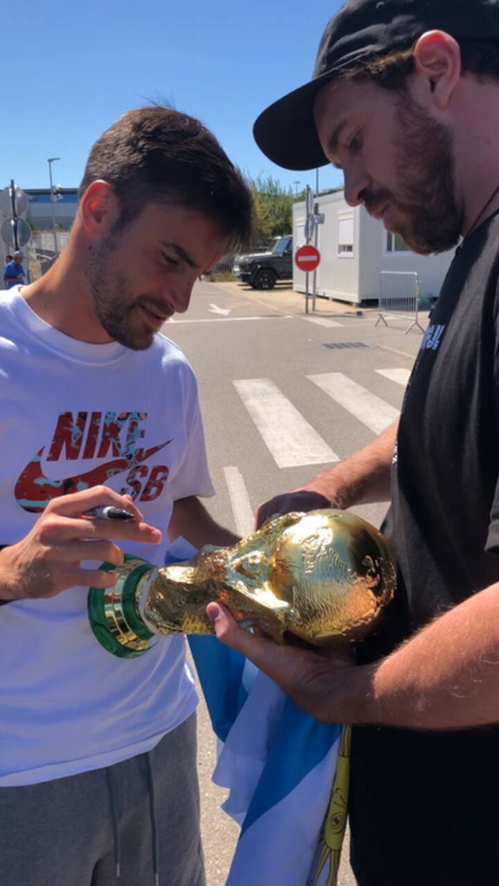 Tras ver un streaming de Nicolás Tagliafico y descubrir dónde entrenaba, lograron su firma en la Copa.