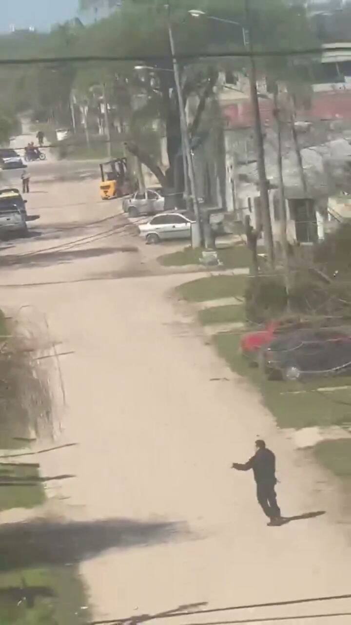 El momento en que un policía dispara contra un ladrón en fuga en Mar del Plata