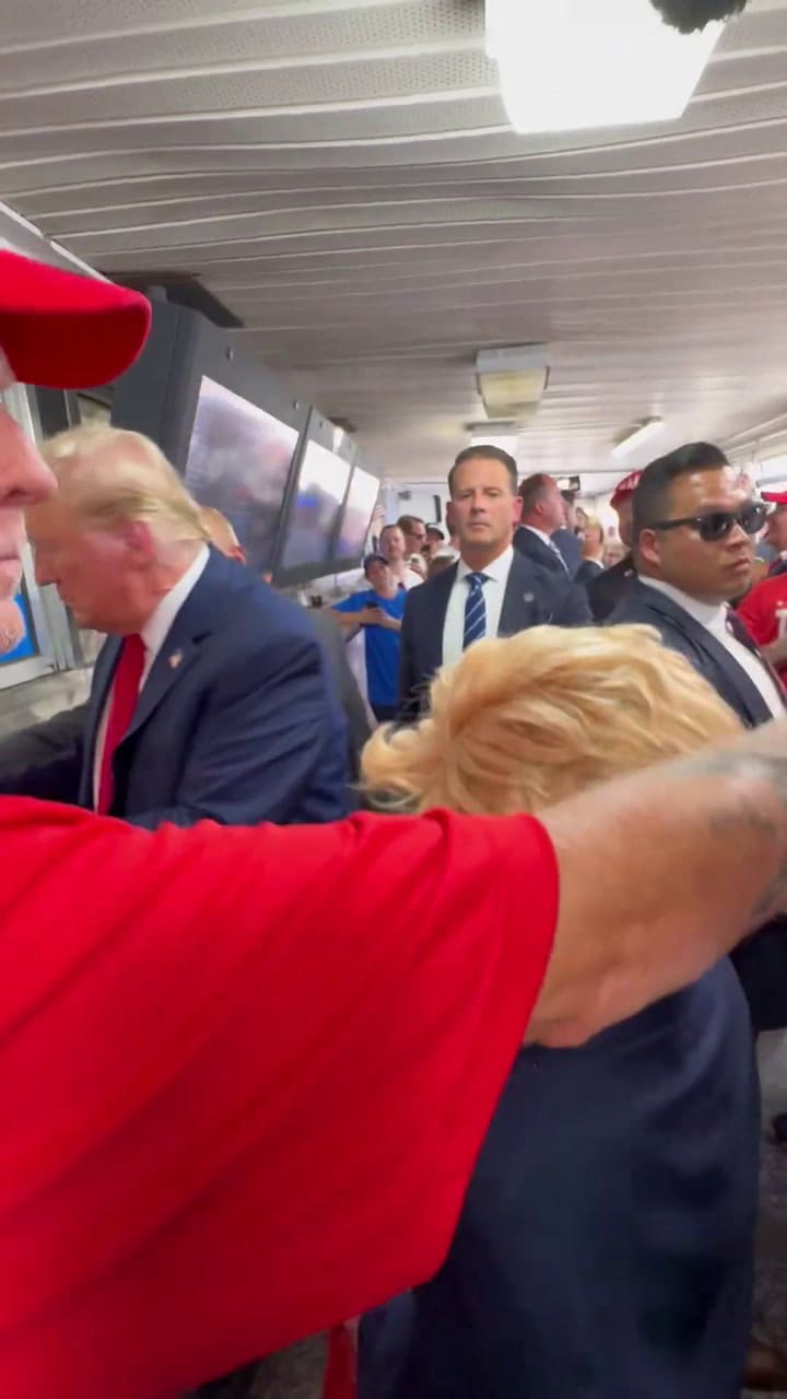 El momento en el que el niño fanático de Trump se encuentra con el precandidato