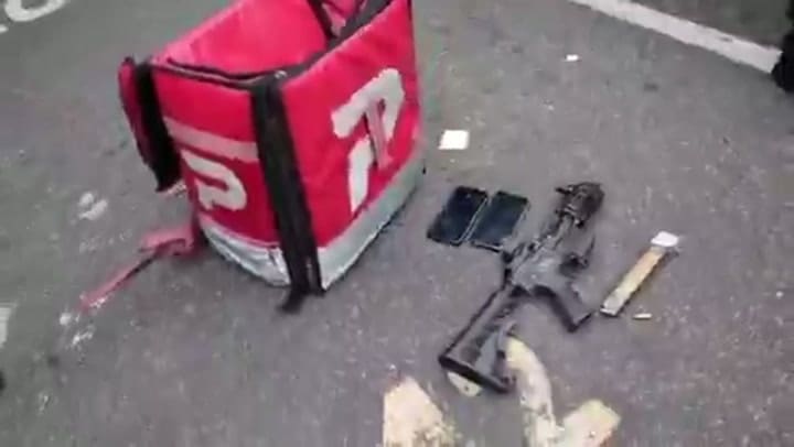 Una carabina en una mochila de repartidor entre los elementos secuestrados