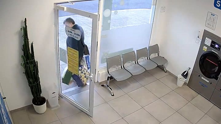 La Coruña, España: un cliente se salvó por segundos de una explosión en una lavandería