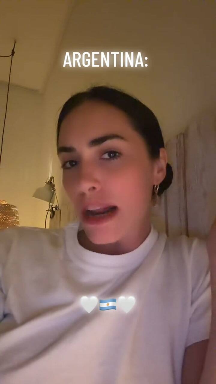 Las vacaciones de Lali en Cerdeña con guiños a la Selección