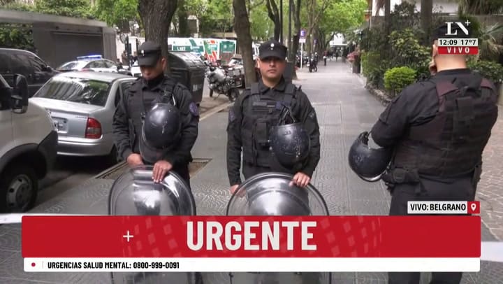 Tensión en la embajada de México: inminente traslado del exdiplomático atrincherado