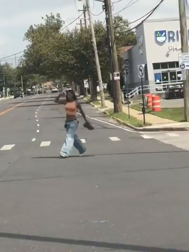 EE.UU: una mujer detuvo el tráfico, apuntó a su cabeza con un arma y la policía la atropelló