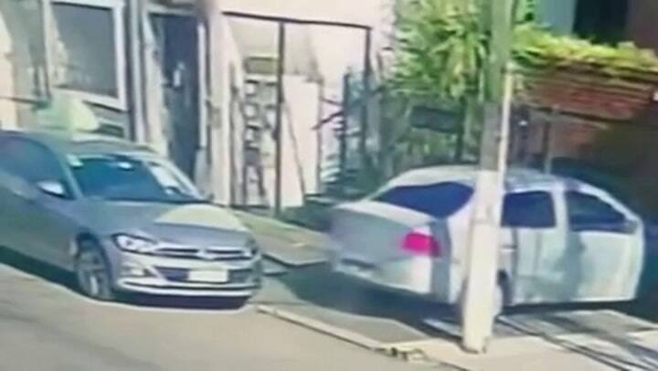 Una mejor destrozó un auto que estaba mal estacionado y que no le permitía salir de su garage en Castelar