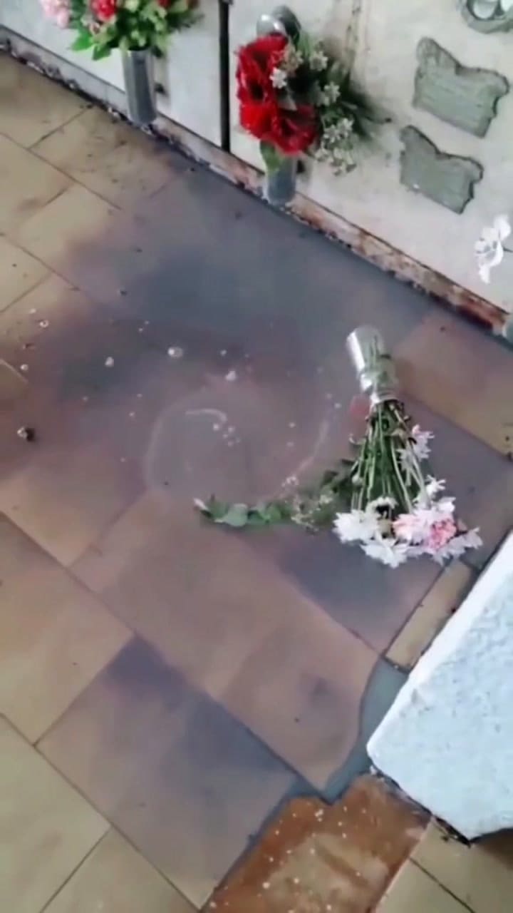 Filmó el extraño fenómeno que ocurre con el agua cerca de las tumbas del cementerio y el terror no tardó en aparecer