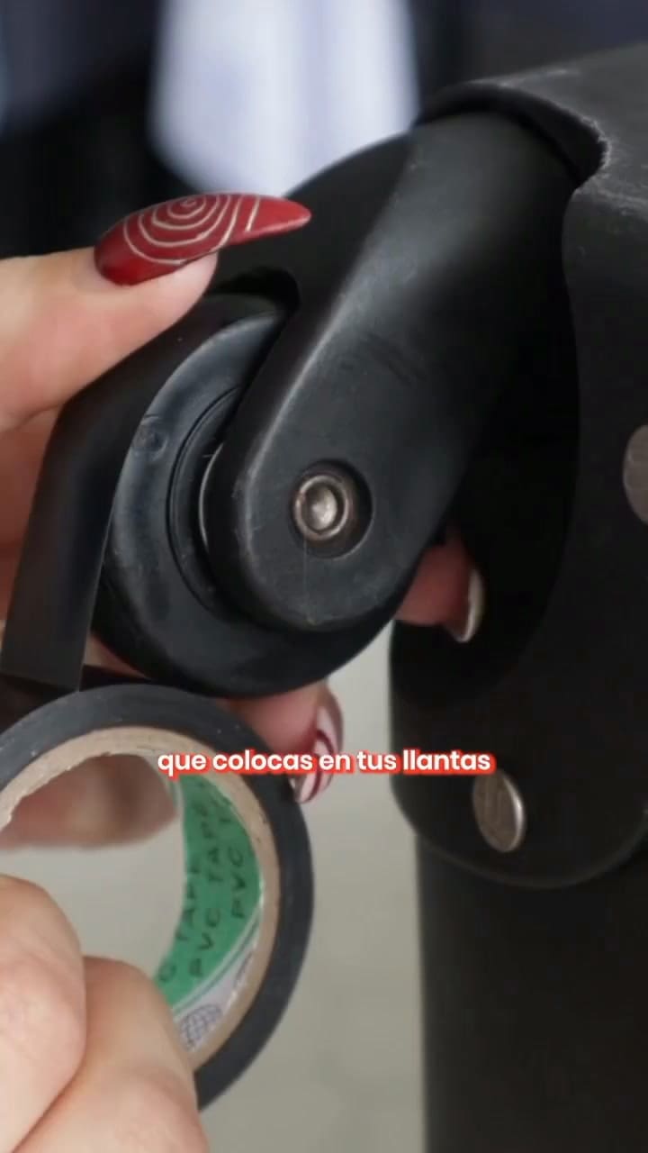 Cómo agregar cinta adhesiva a las rueditas de las valijas - @bitked.ok