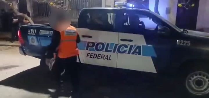 Escapó con un playero en el capot.