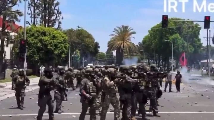 Agentes De La Guardia Nacional Enfrentando A Los Manifestantes En Los ÁNgeles