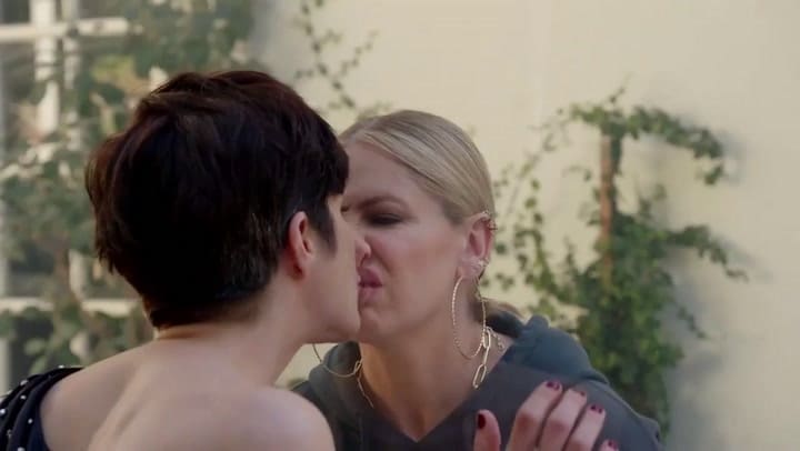 Beso protagonistas Juegos Sexuales hoy, con vidrio (2020) - Crédito: Twitter @MTVAwards