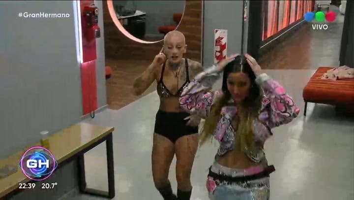 El abrazo y el beso entre Furia y Catalina