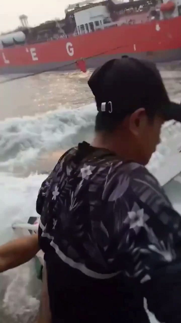 Un buque panameño chocó a un pesquero chino en aguas próximas a Singapur y el momento quedó grabado
