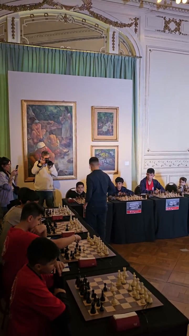 Faustino Oro juega 25 partidas simultáneas en Tigre.mp4