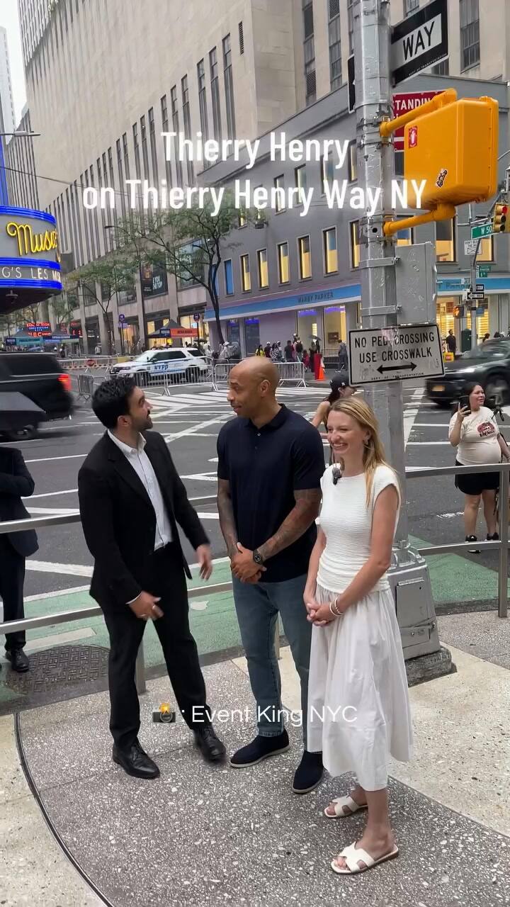 Thierry Henry junto al cartel de una calle con su nombre en New York