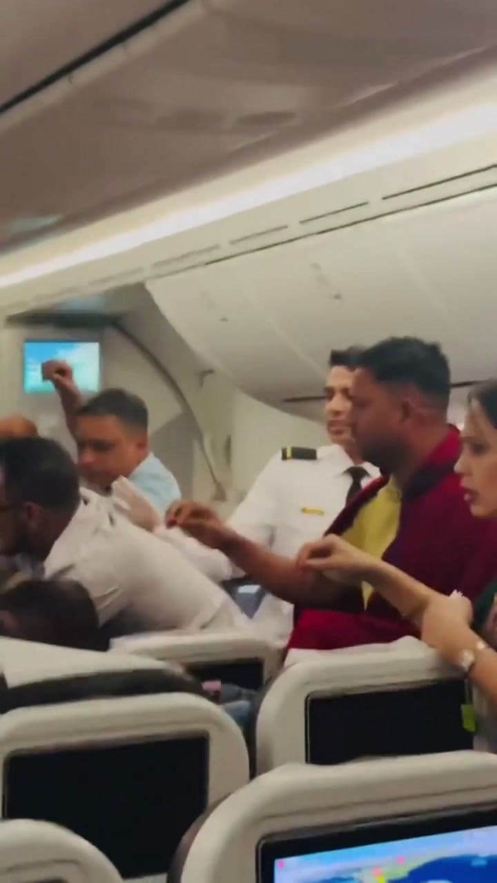 Una discusión entre dos pasajeros terminó con golpes, gritos y una remera rota durante un vuelo a Londres