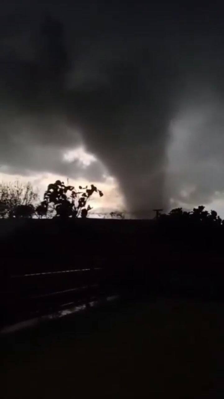 En algunos videos que circularon en redes sociales se ve al tornado avanzando a gran velocidad