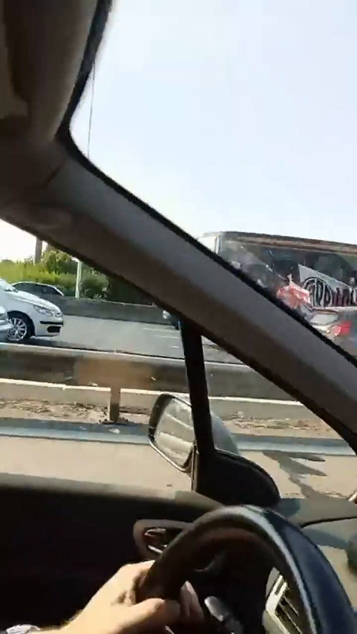 iba a ver a River colgado de un colectivo, se cayó y murió