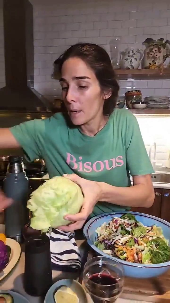 Juana Viale compartió la receta de una ensalada vegana en un vivo en Instagram.