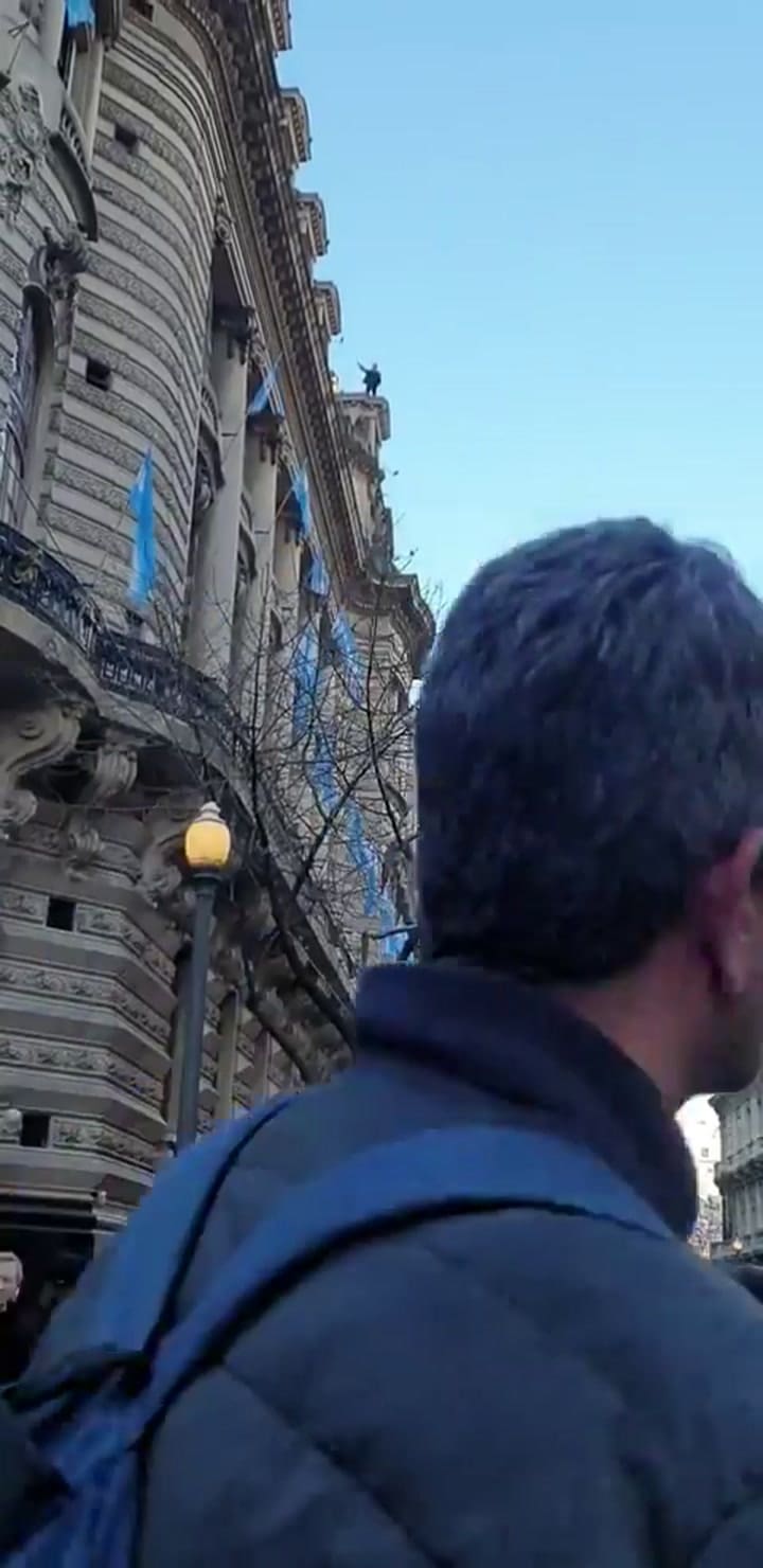 Un hombre amenaz con saltar al vacío frente a Galerías Pacífico (1)