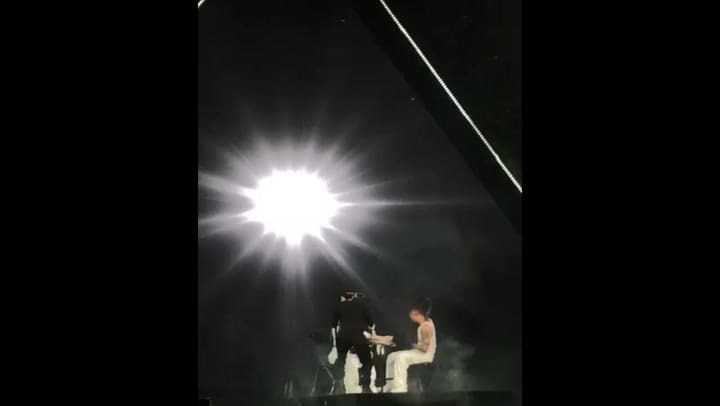 Nicki Nicole se realizó un tatuaje en medio de su show